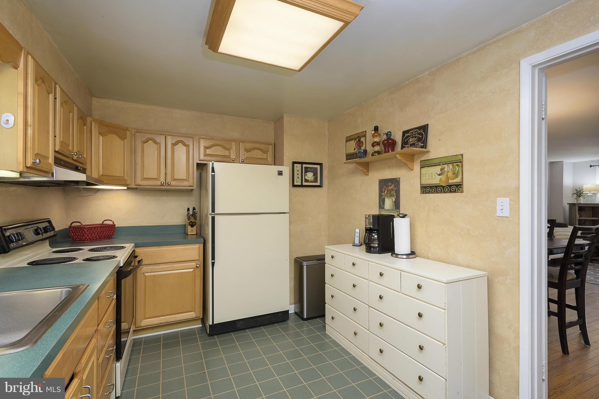 910 Grovehill Road Baltimore, MD 21227 - Photo 8 of 21 KITCHEN