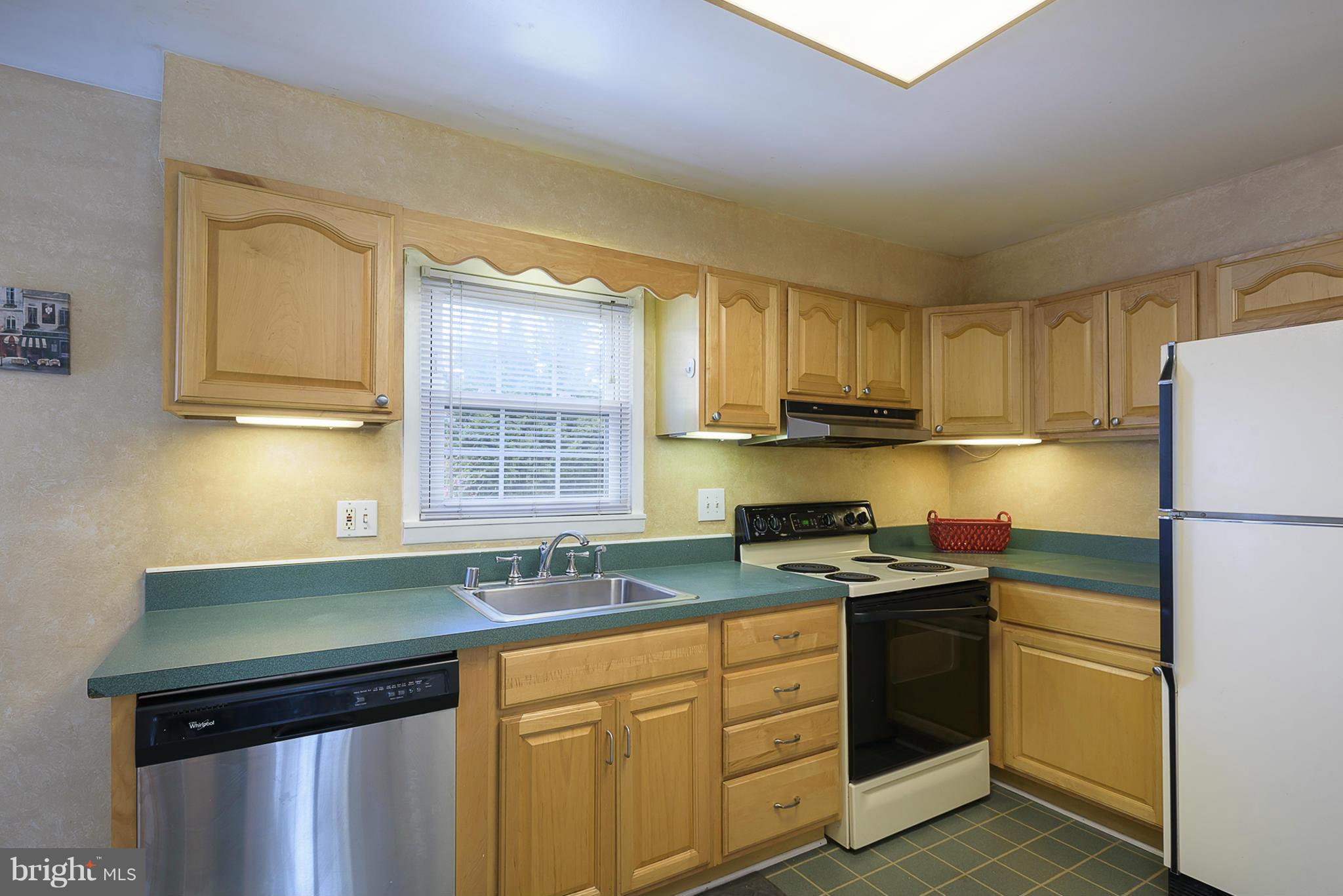 910 Grovehill Road Baltimore, MD 21227 - Photo 9 of 21 KITCHEN
