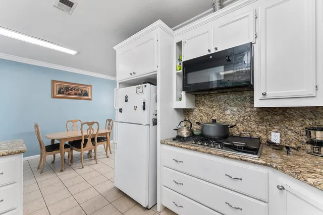 a view of a house with backyard