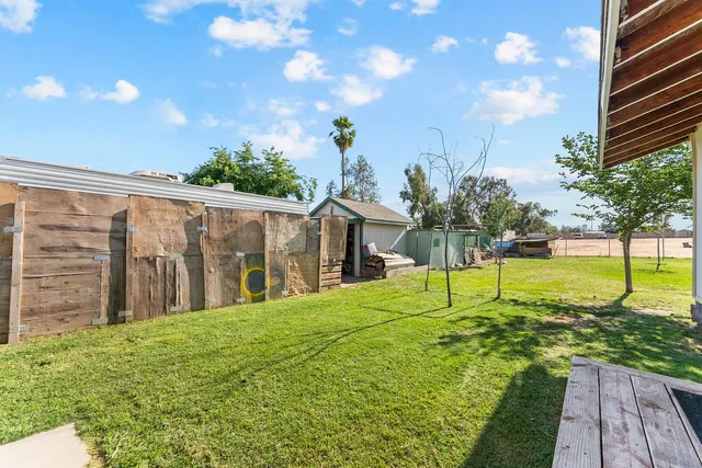 a view of a backyard