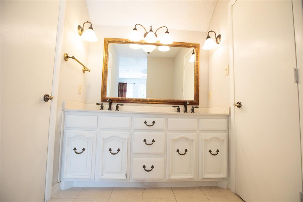 6837 Roberts Lane Fort Worth, TX 76140 - Photo 26 of 39 a bathroom with a bathtub and a mirror