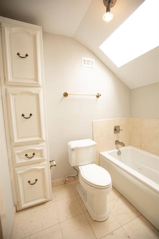 6837 Roberts Lane Fort Worth, TX 76140 - Photo 27 of 39 a bathroom with a toilet a sink and bathtub
