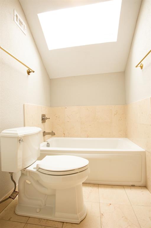 6837 Roberts Lane Fort Worth, TX 76140 - Photo 28 of 39 a bathroom with a toilet and a bathtub