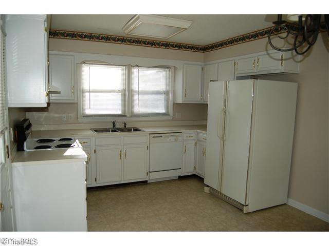 1814 Rendall Street Burlington, NC 27215 - Photo 4 of 15 Kitchen.