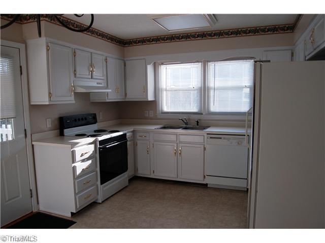 1814 Rendall Street Burlington, NC 27215 - Photo 5 of 15 Kitchen.