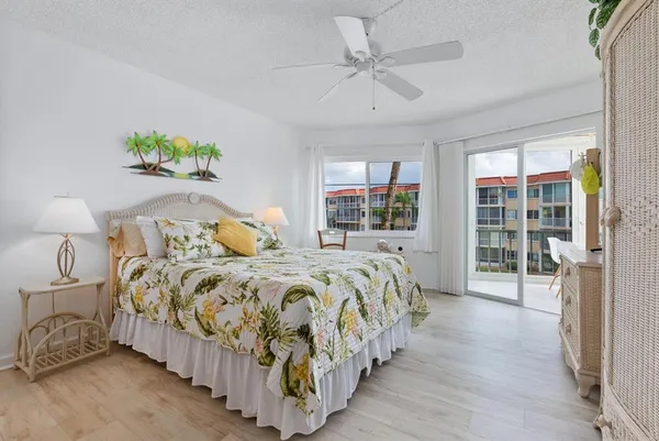 $438,000 | 1250 North Portofino Drive, Unit 304, Sarasota, FL 34242