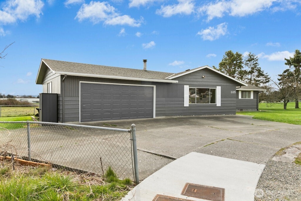 335 Southwest 4th Avenue Oak Harbor, WA 98277 - Photo 3 of 27