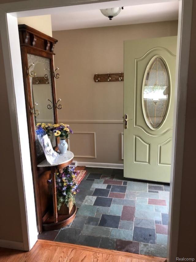 332 Texas Avenue Rochester, MI 48309 - Photo 3 of 28 Foyer.jpg