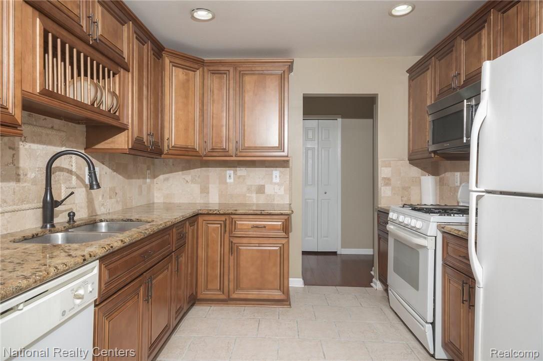 1293 Harding Avenue Rochester, MI 48307 - Photo 3 of 34 MS0A4329.jpg