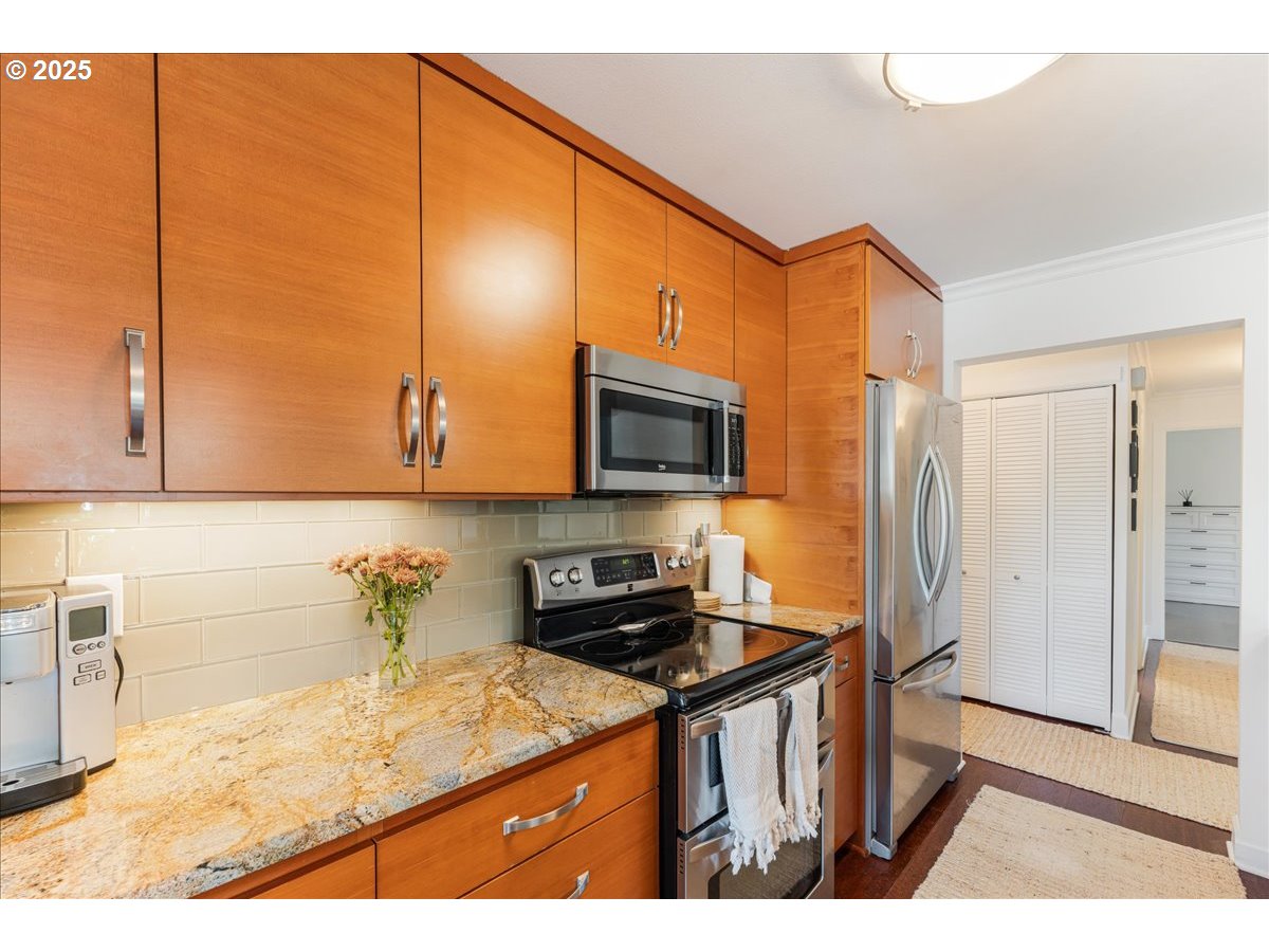 2211 Southwest Park Place, Unit 202 Portland, OR 97205 - Photo 12 of 28