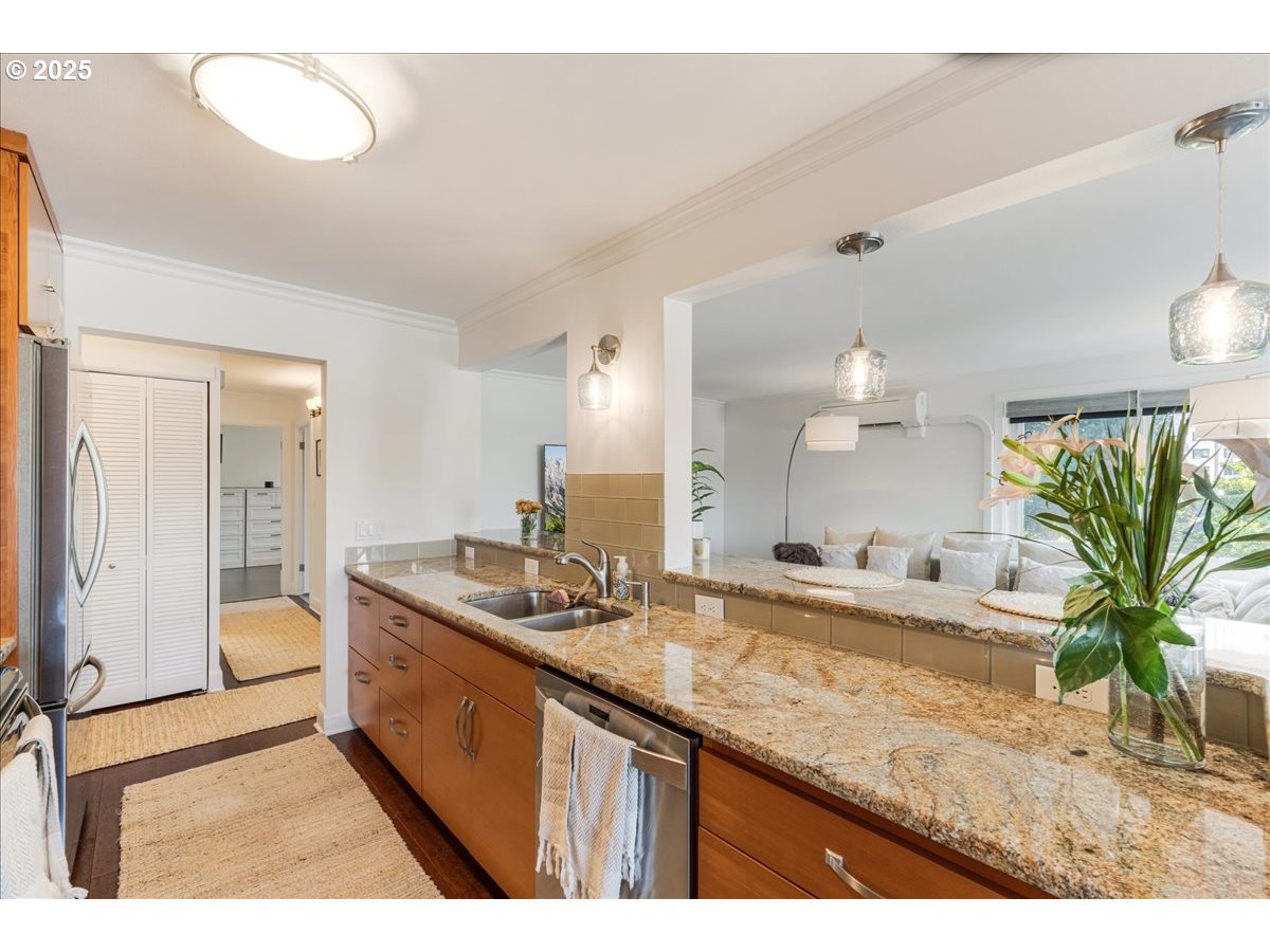 2211 Southwest Park Place, Unit 202 Portland, OR 97205 - Photo 13 of 28