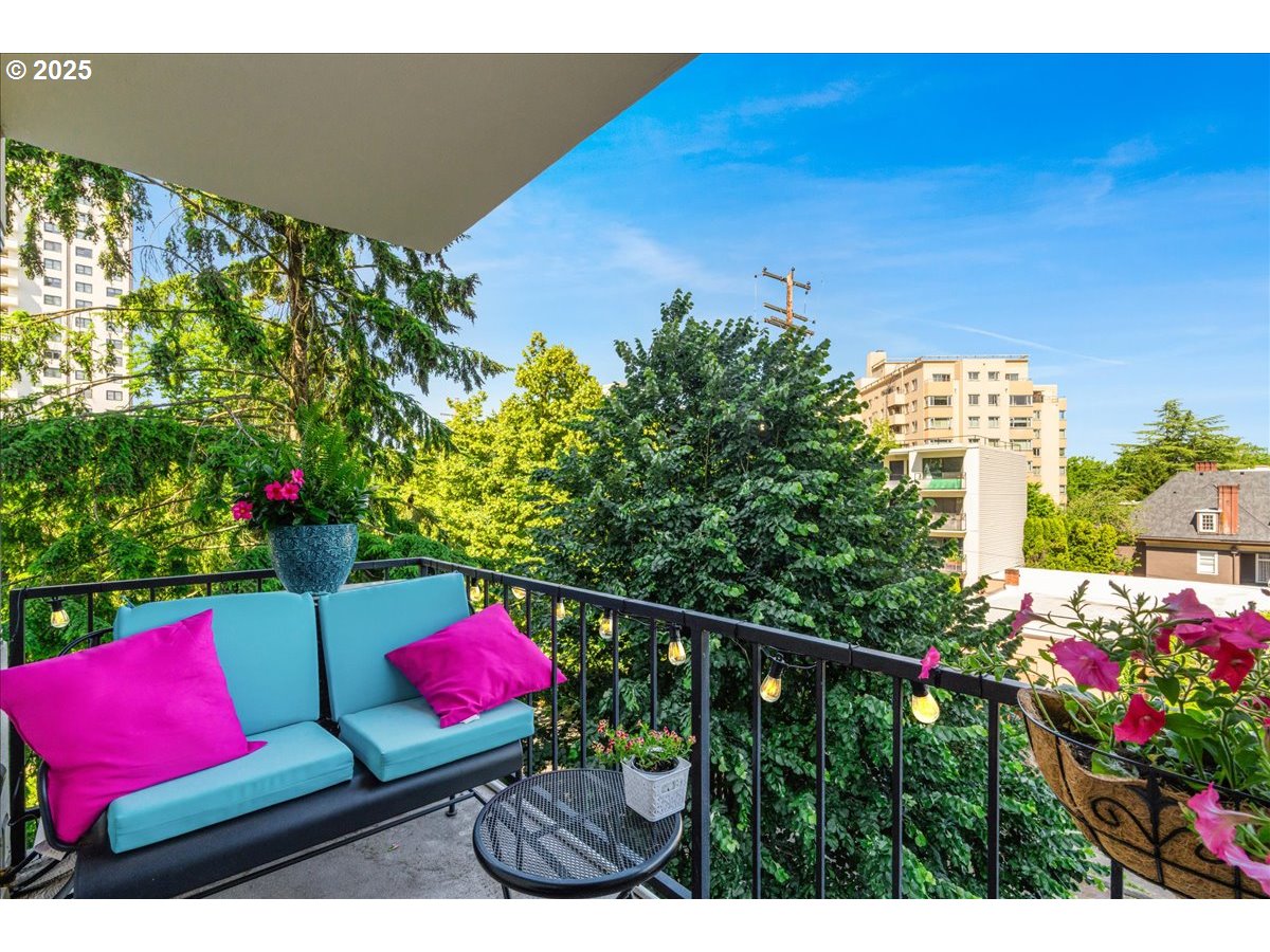 2211 Southwest Park Place, Unit 202 Portland, OR 97205 - Photo 25 of 28