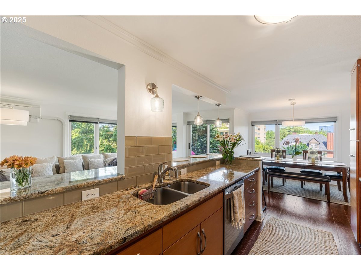 2211 Southwest Park Place, Unit 202 Portland, OR 97205 - Photo 9 of 28