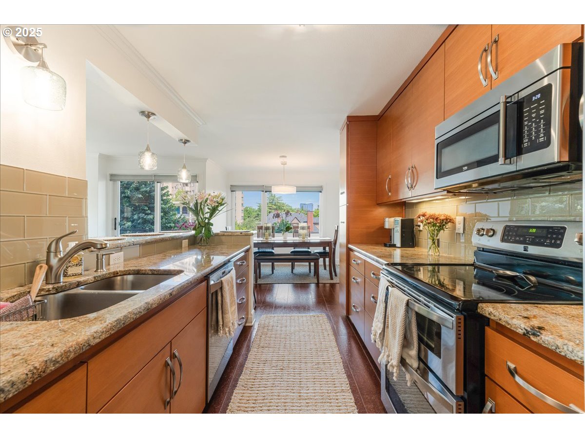 2211 Southwest Park Place, Unit 202 Portland, OR 97205 - Photo 10 of 28