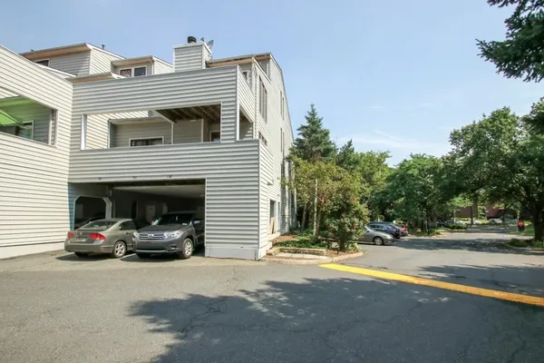 $2,400 | 700 Mainsail Lane, Unit 700, Secaucus, NJ 07094