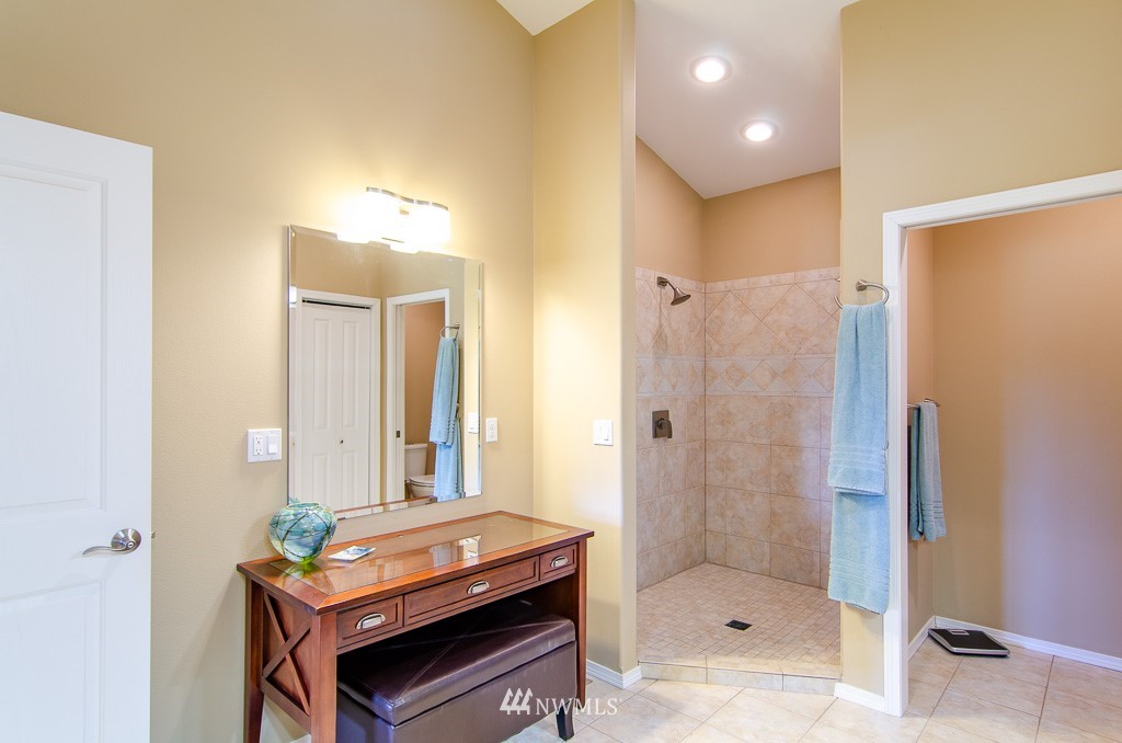 15 South Bank Road Elma, WA 98541 - Photo 13 of 32 a bathroom with a shower a sink and a mirror