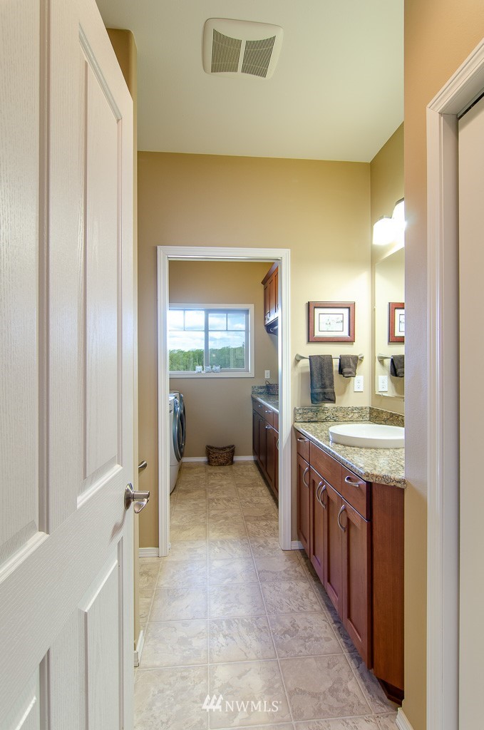 15 South Bank Road Elma, WA 98541 - Photo 16 of 32 a bathroom with a granite countertop sink and mirror