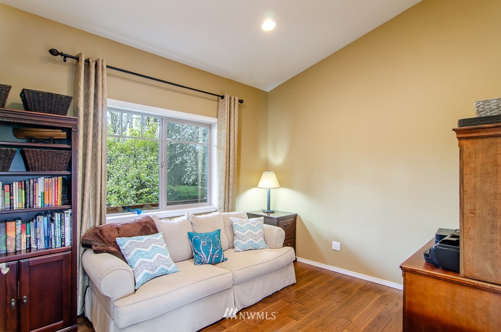 15 South Bank Road Elma, WA 98541 - Photo 17 of 32 a living room with furniture and a book shelf