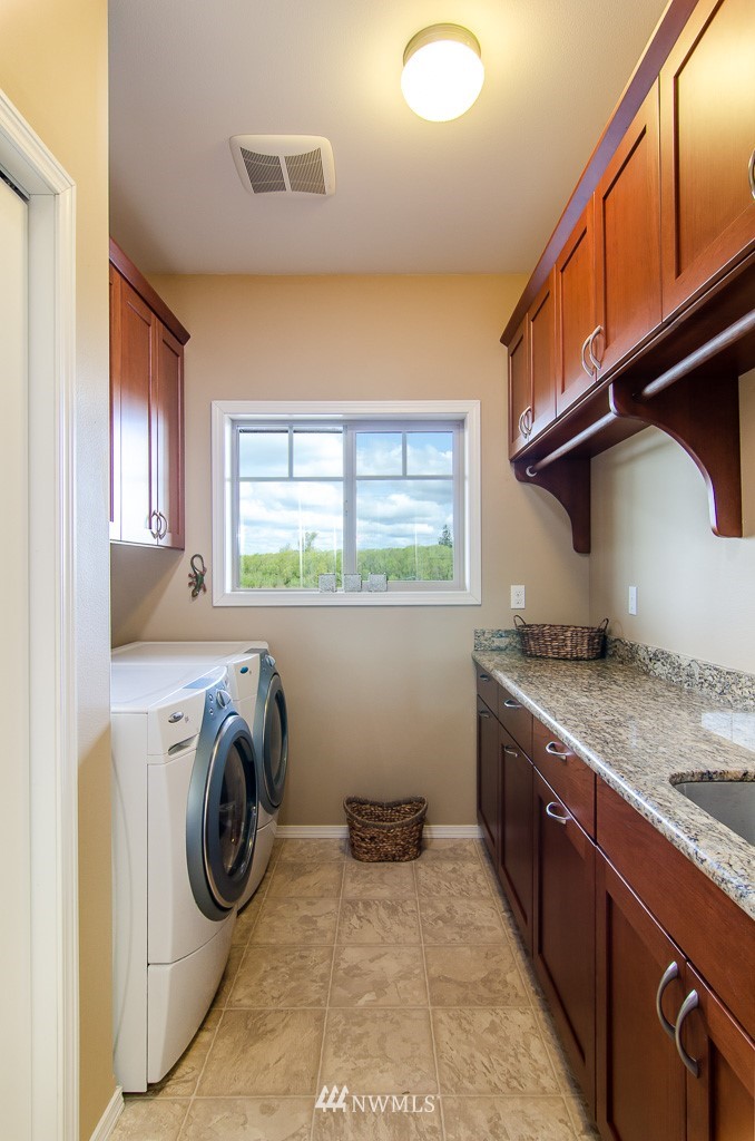 15 South Bank Road Elma, WA 98541 - Photo 18 of 32 a utility room with dryer and washer