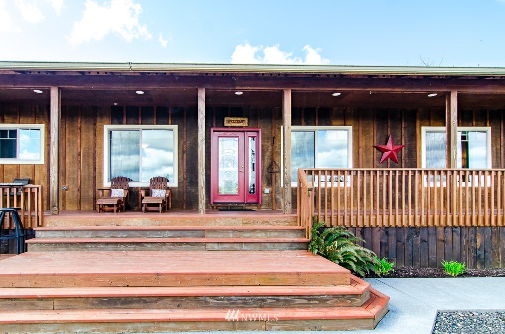 15 South Bank Road Elma, WA 98541 - Photo 5 of 32 a view of a house with a iron gate