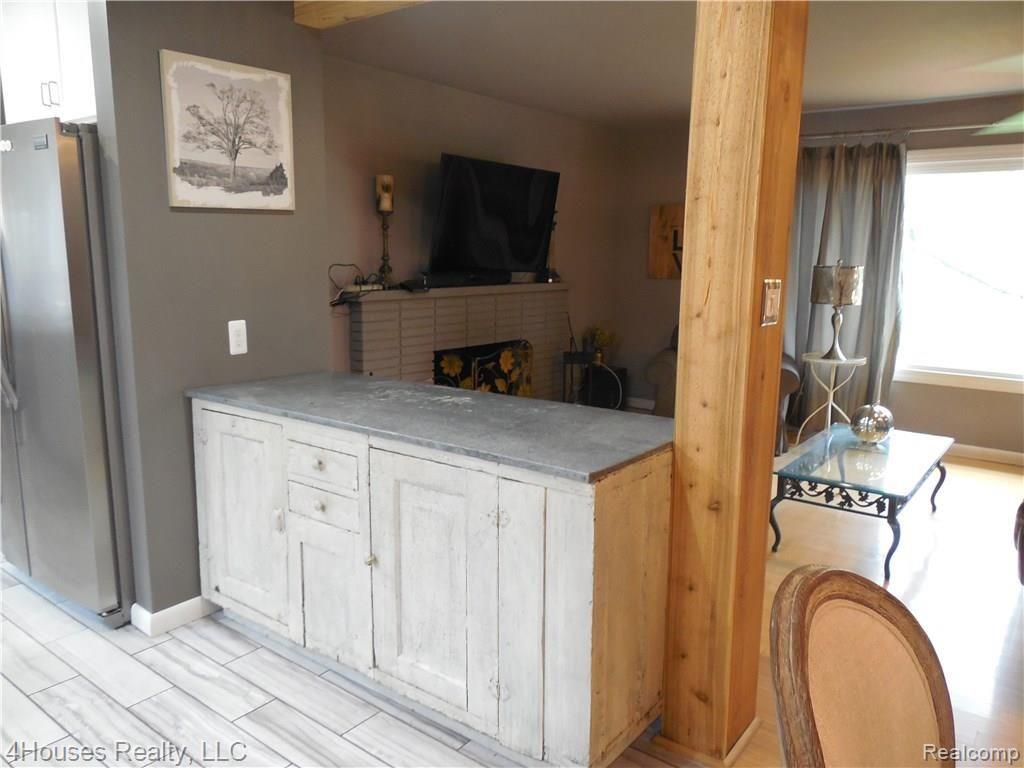 2686 New England Drive Rochester, MI 48309 - Photo 25 of 58 Dining room looking into kitchen and living room