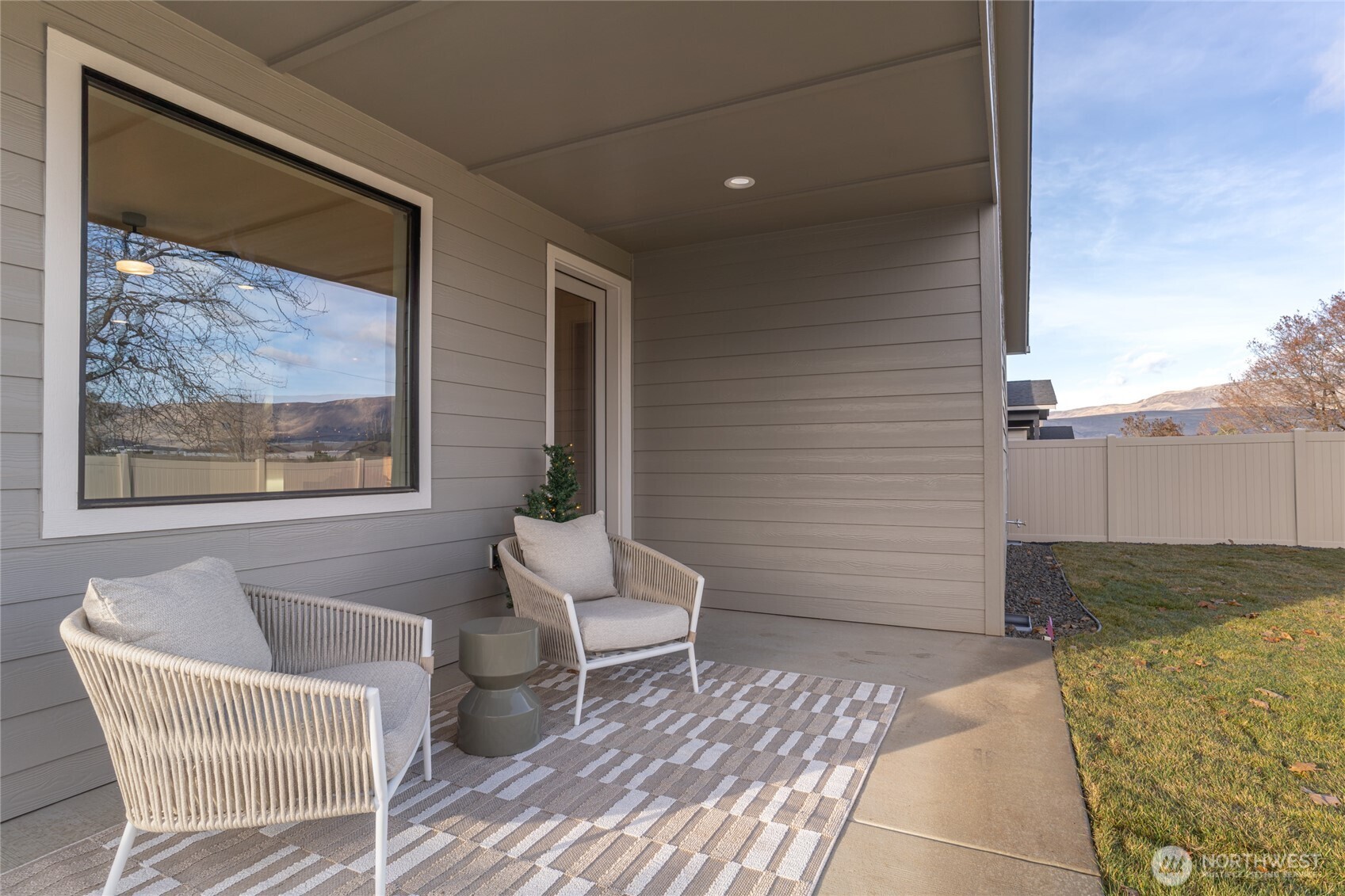 581 South Oasis Loop East Wenatchee, WA 98802 - Photo 27 of 33 a living room with furniture and a window