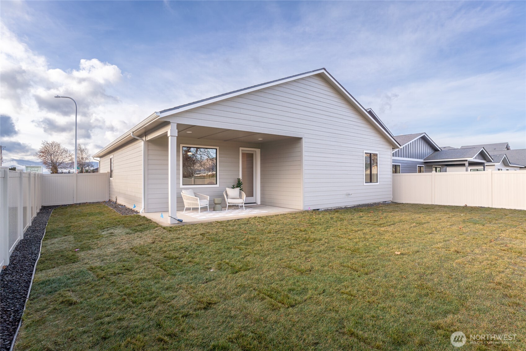 581 South Oasis Loop East Wenatchee, WA 98802 - Photo 29 of 33 a view of a house with backyard and garden