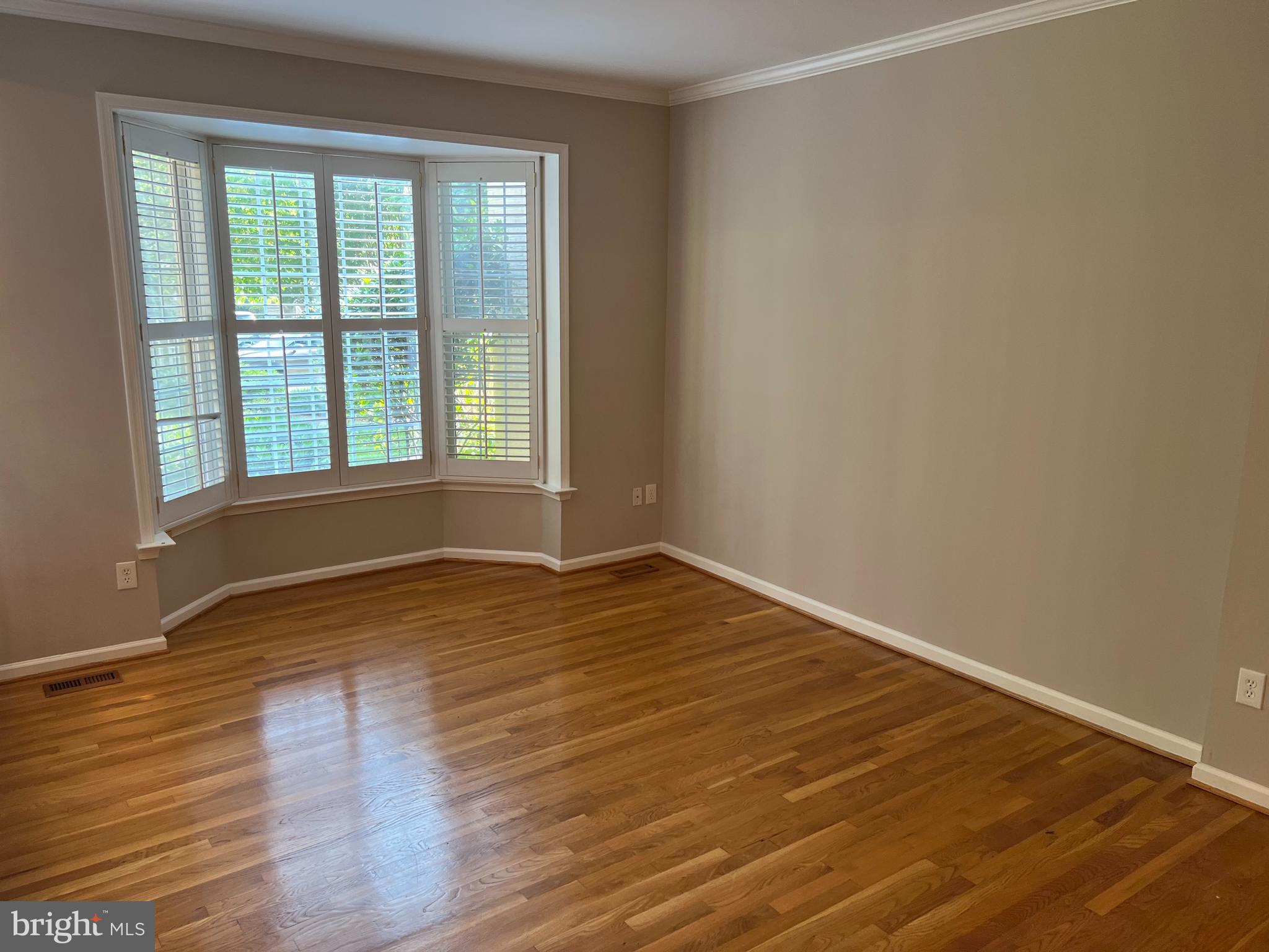 10783 Brewer House Road Rockville, MD 20852 - Photo 4 of 25 Living Room