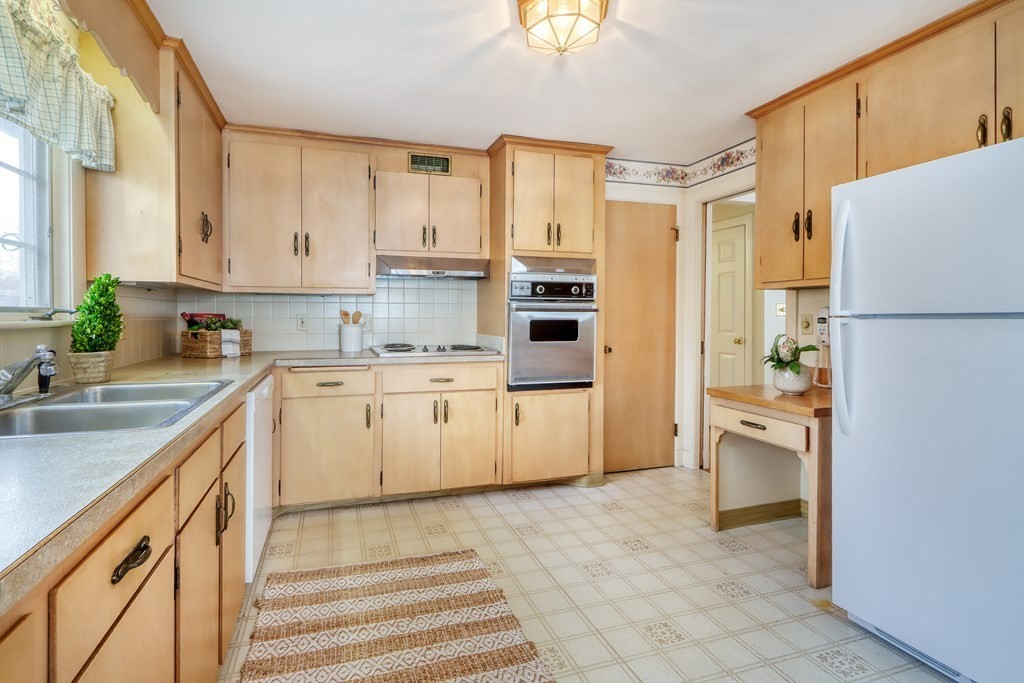 19 Magnolia Road Melrose, MA 02176 - Photo 11 of 33 Gallery Image 11