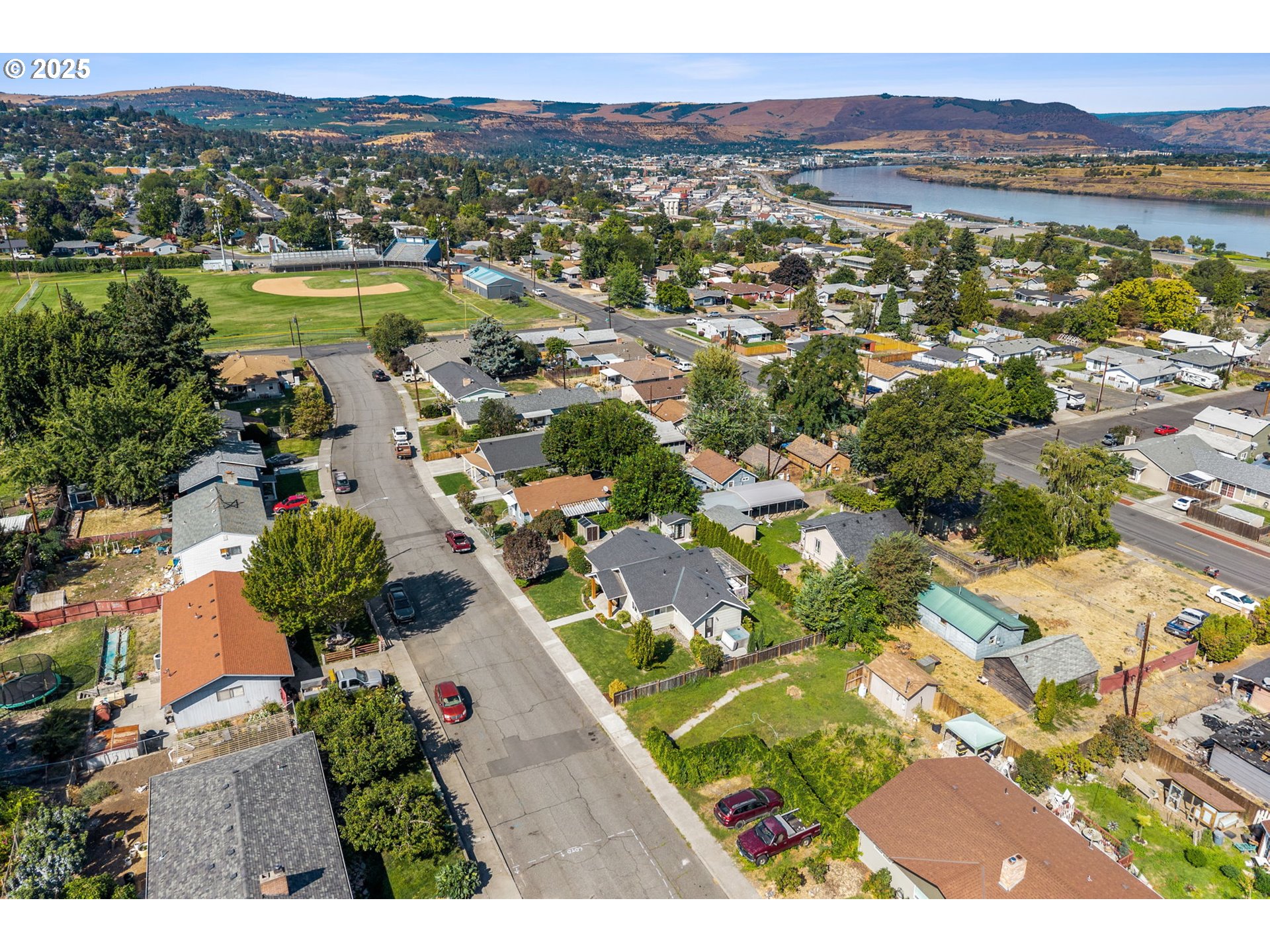 2013 East 13th Street The Dalles, OR 97058 - Photo 3 of 47 a view of a city with mountains in the background