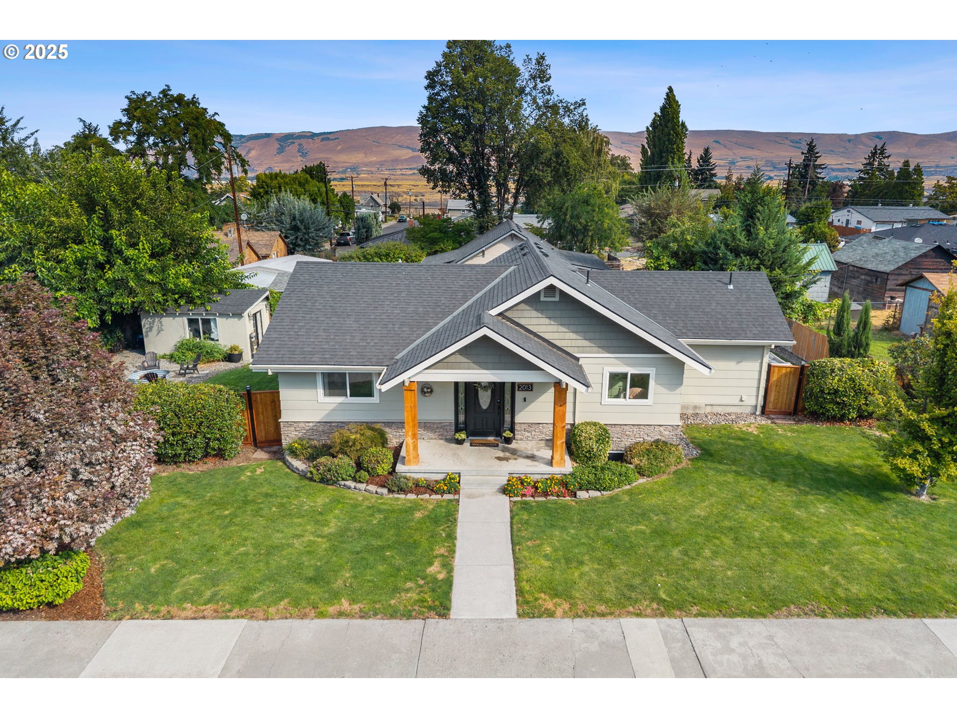 2013 East 13th Street The Dalles, OR 97058 - Photo 44 of 47 a house view with a garden space