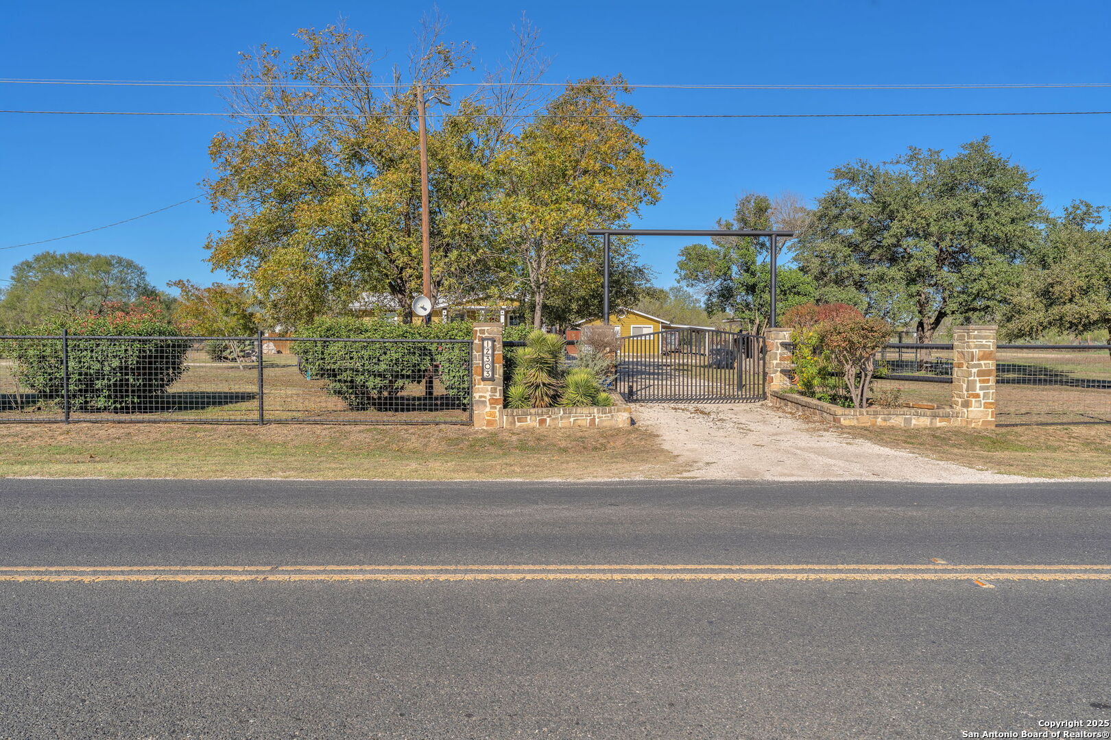 12303 Pearsall Road Atascosa, TX 78002 - Photo 5 of 57