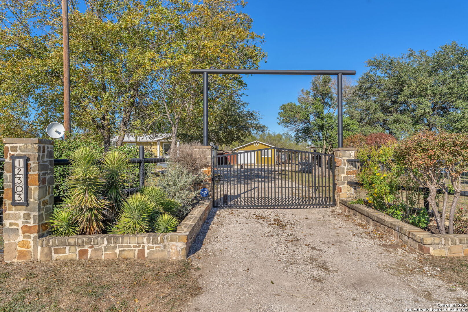 12303 Pearsall Road Atascosa, TX 78002 - Photo 6 of 57