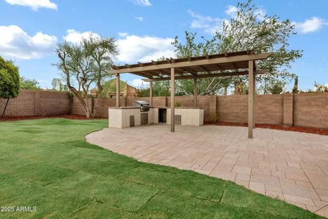 a view of a backyard