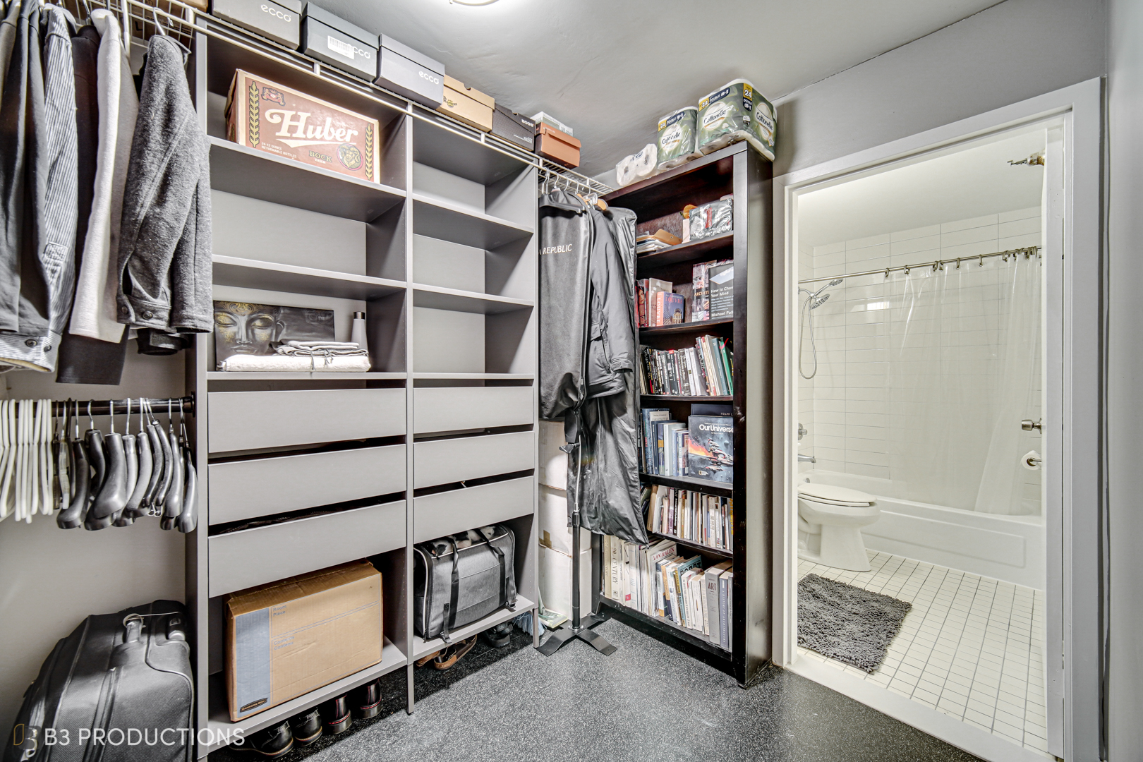 111 West Maple Street, Unit 3112 Chicago, IL 60610 - Photo 12 of 18 a view of an empty room with cabinet