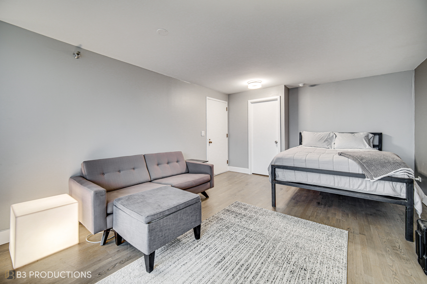 111 West Maple Street, Unit 3112 Chicago, IL 60610 - Photo 6 of 18 a living room with furniture and a couch