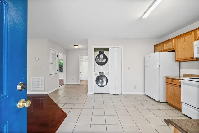 a view of a storage & utility room with washer and dryer