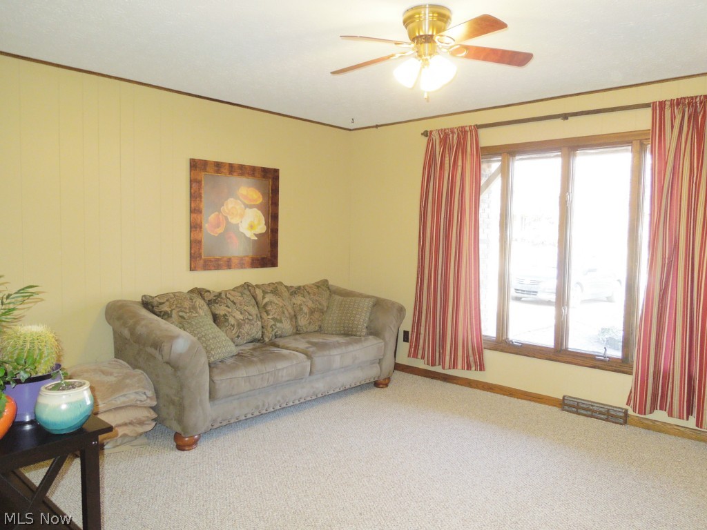 3824 Greentree Road Stow, OH 44224 - Photo 10 of 24 Family room or possibly office--whatever you need is! Newer carpet. This room is off of kitchen area.