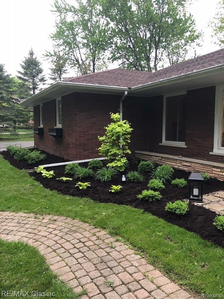 31974 Lahser Road Franklin, MI 48025 - Photo 32 of 40 Fresh new landscaping!