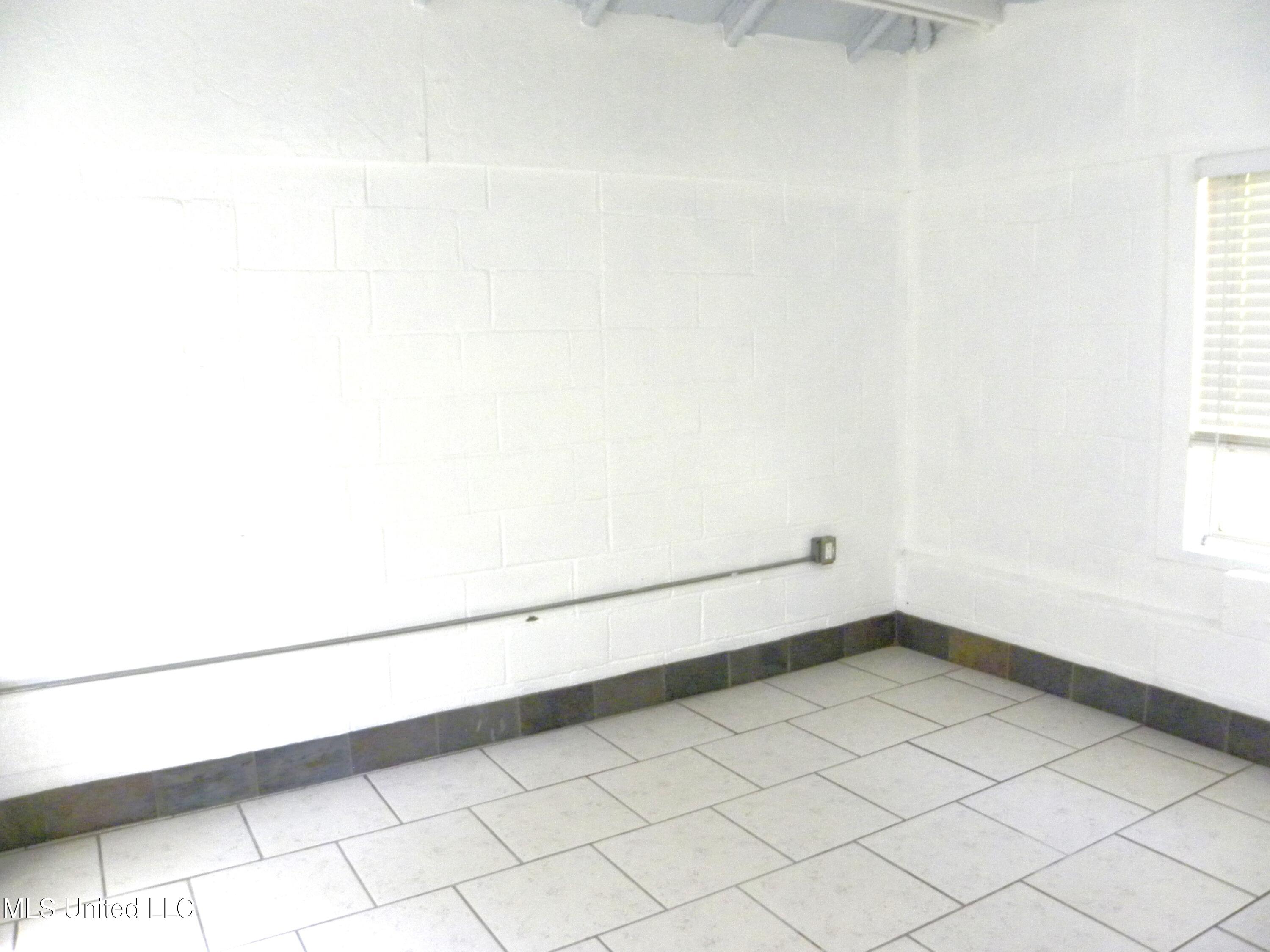 2096 Pat Lane, Unit B Biloxi, MS 39531 - Photo 17 of 19 DSCN9825