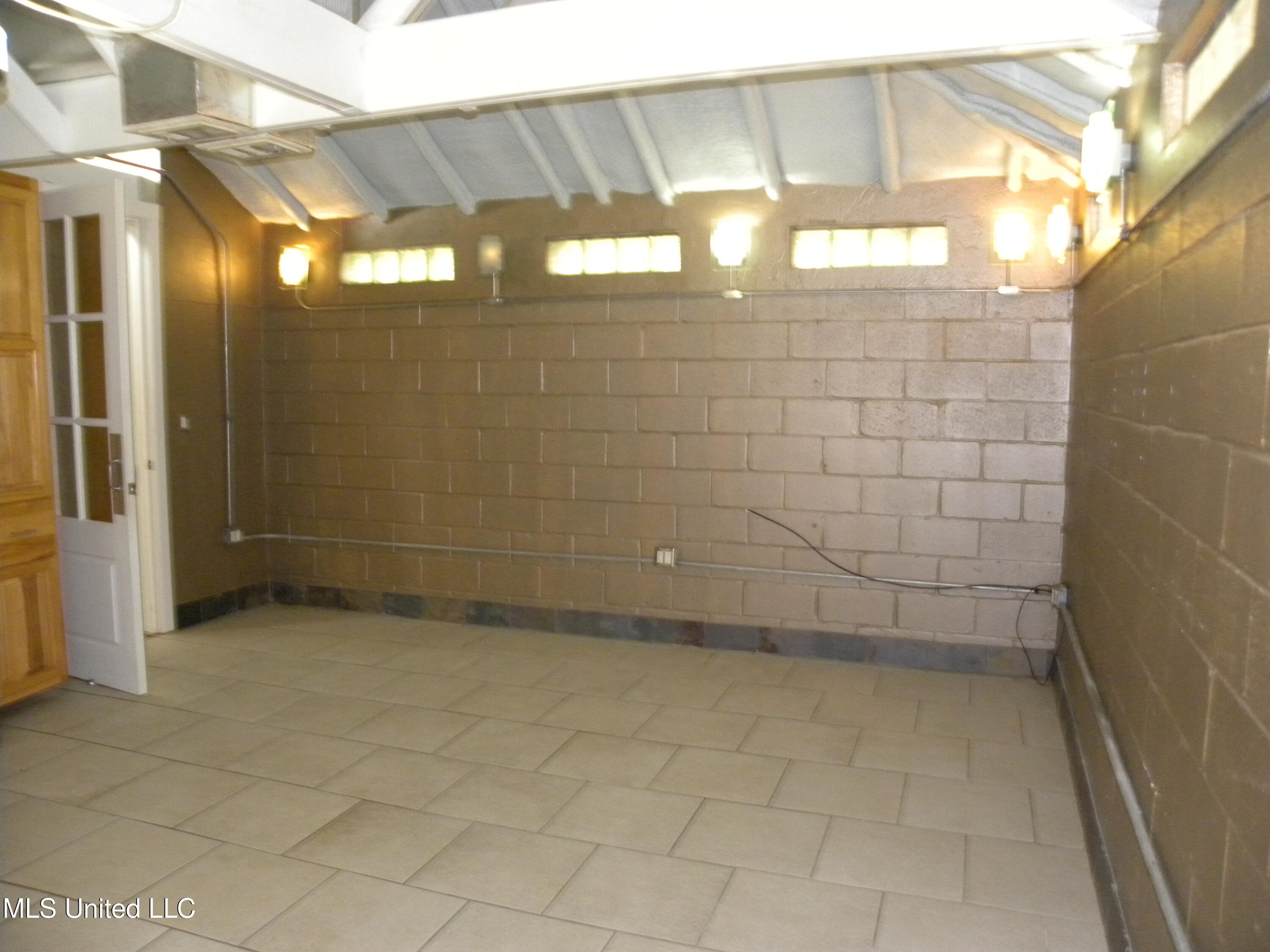 2096 Pat Lane, Unit B Biloxi, MS 39531 - Photo 3 of 19 DSCN9811