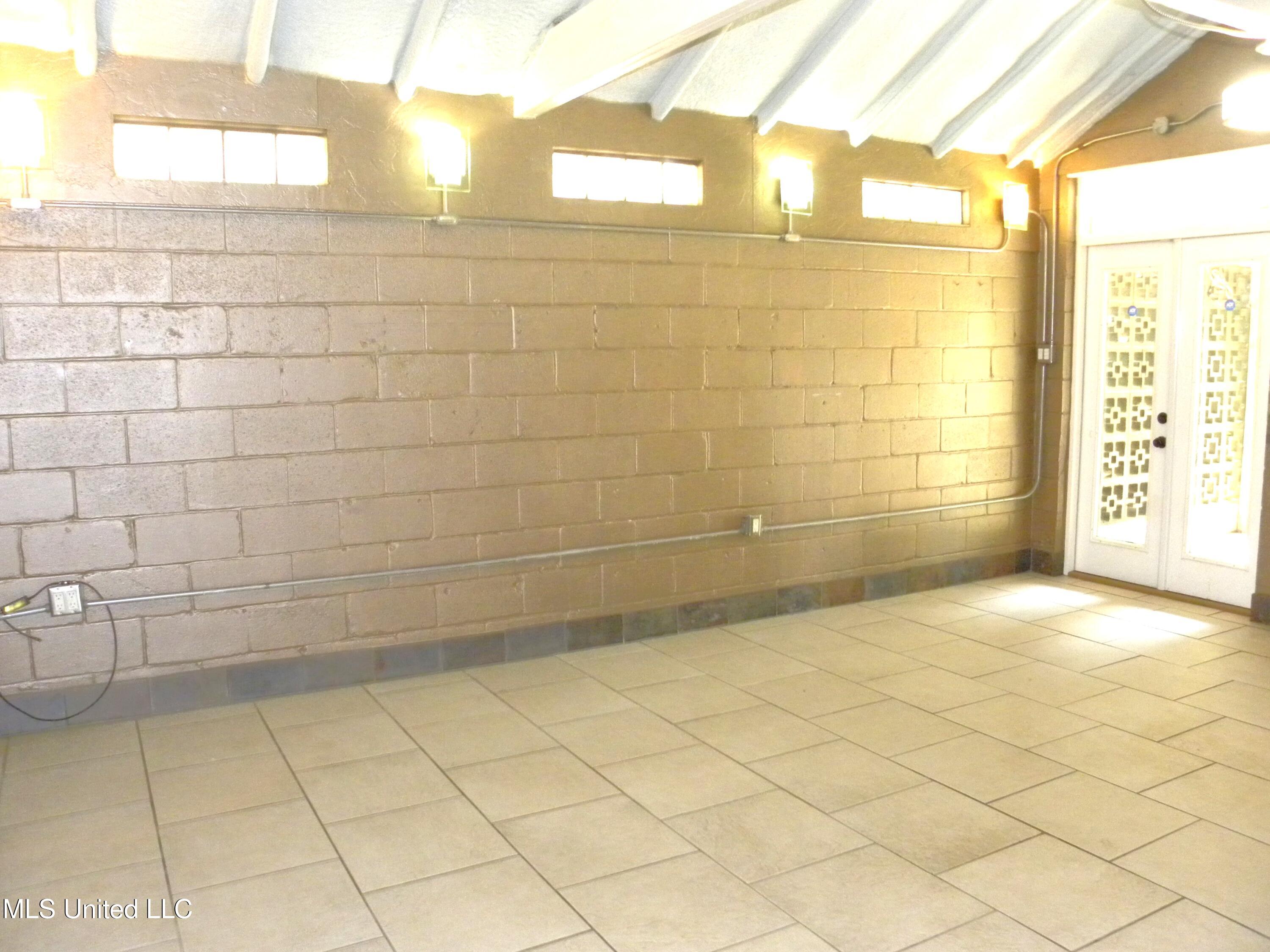 2096 Pat Lane, Unit B Biloxi, MS 39531 - Photo 4 of 19 DSCN9813