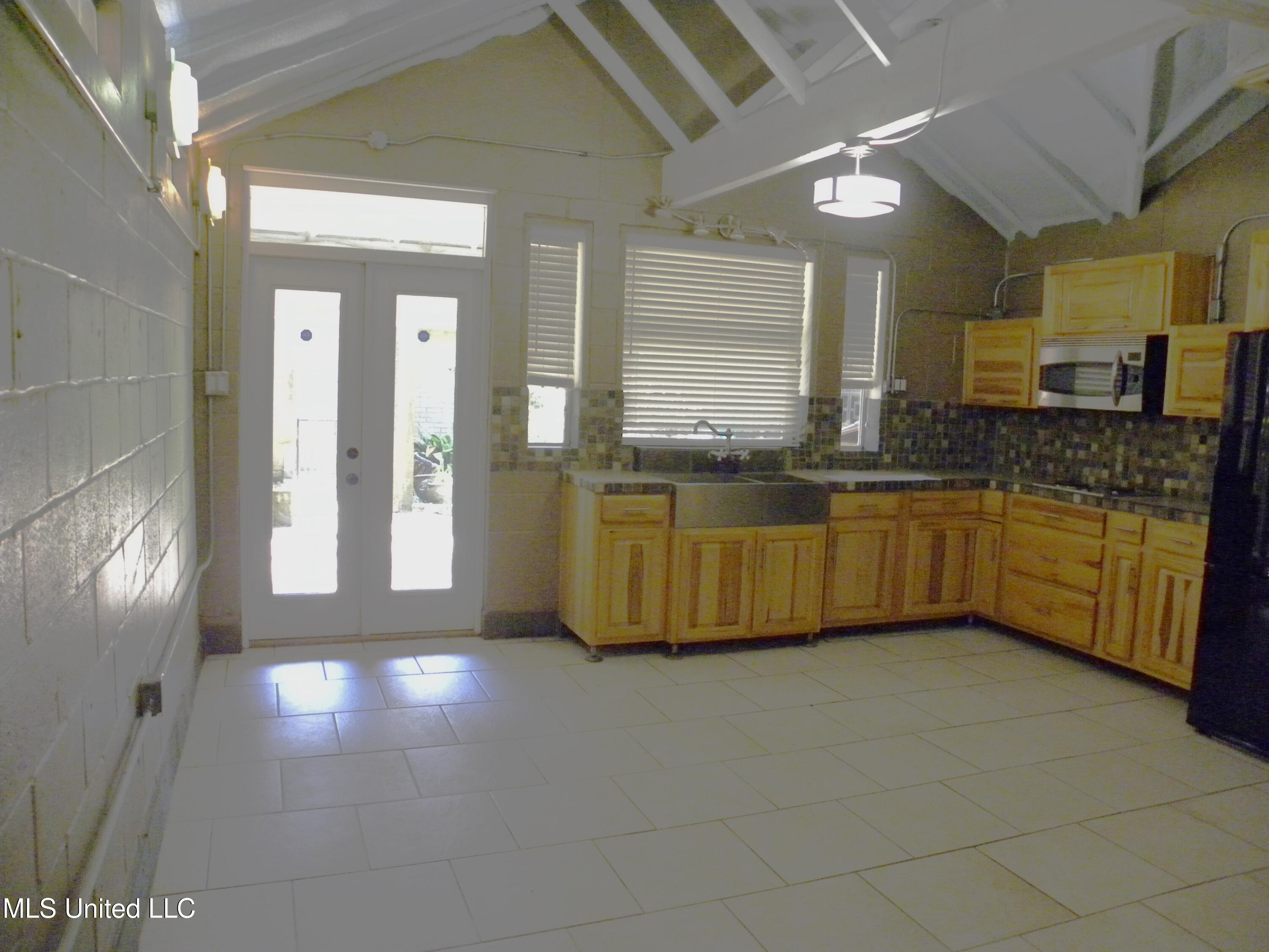 2096 Pat Lane, Unit B Biloxi, MS 39531 - Photo 6 of 19 DSCN9812