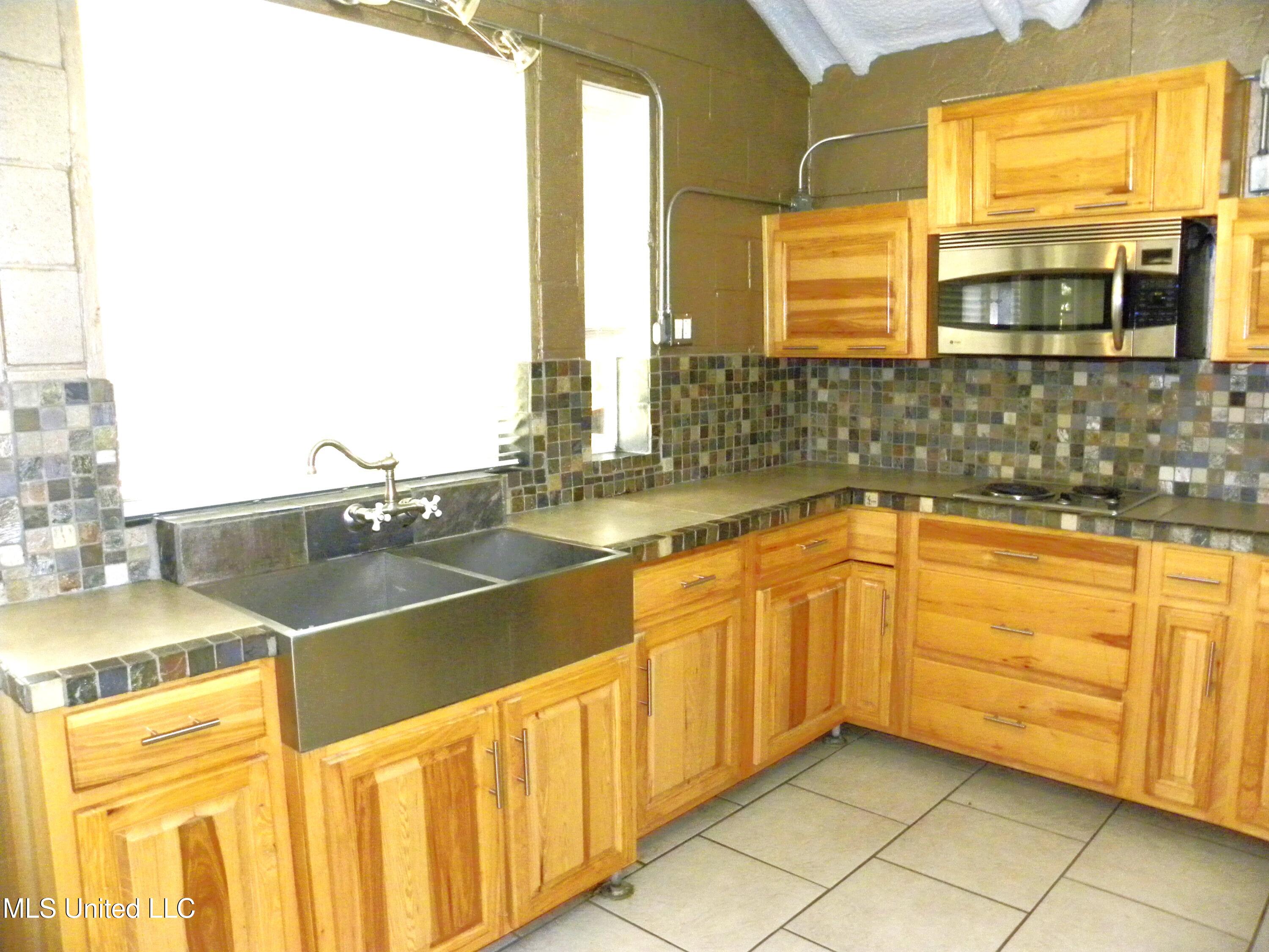 2096 Pat Lane, Unit B Biloxi, MS 39531 - Photo 7 of 19 DSCN9815