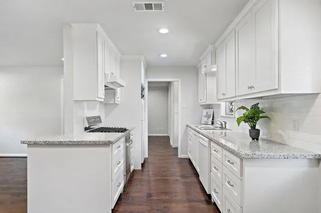 $1,900 | 5106 De Lange Lane, Houston, TX 77092