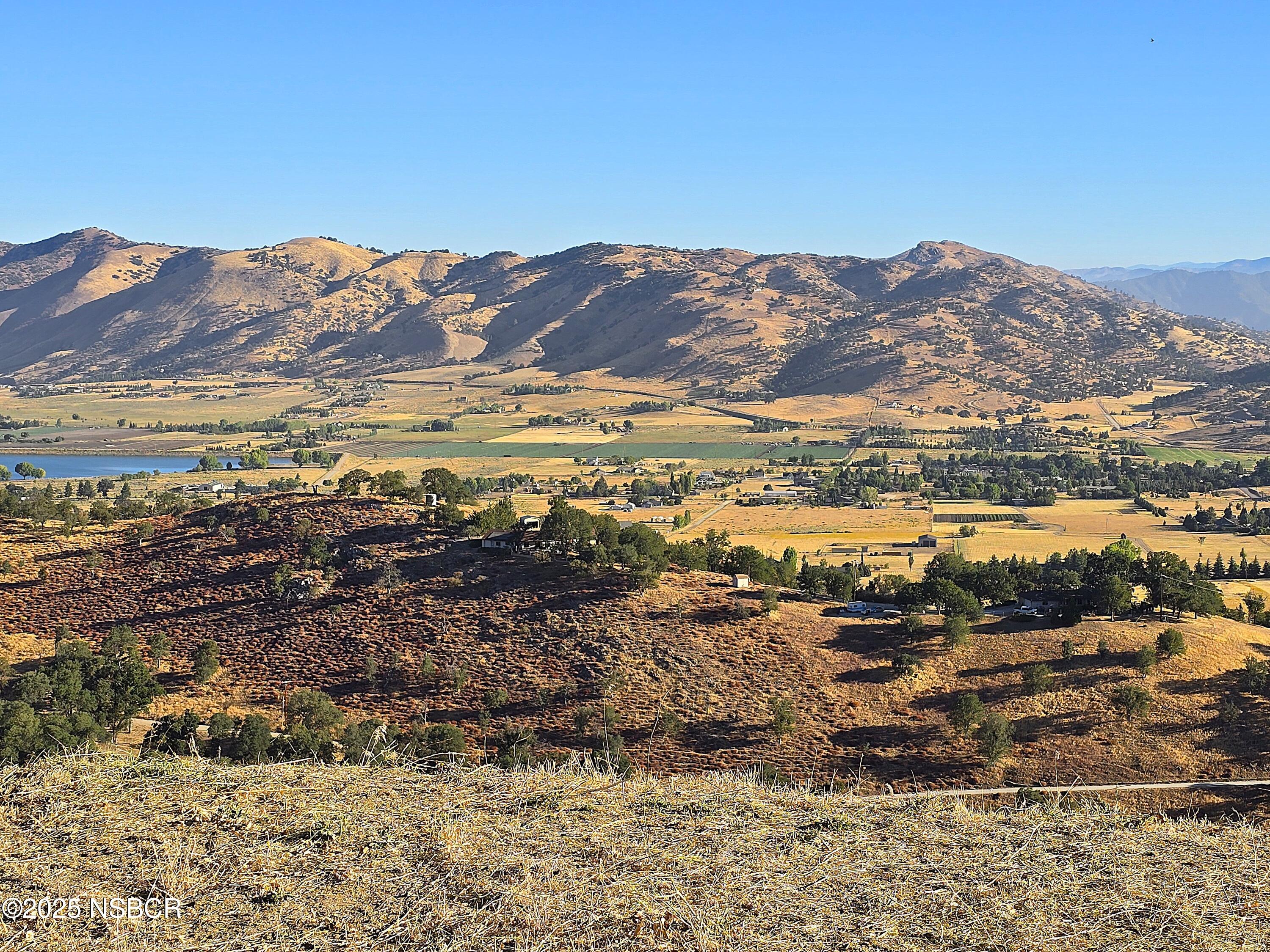 0 Zurich Drive Tehachapi, CA 93561 - Photo 20 of 52 a view of a city with mountains in the background