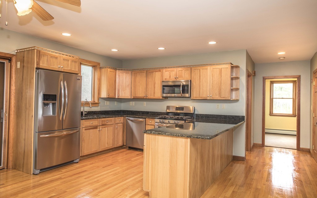 514 Snipatuit Road Rochester, MA 02770 - Photo 4 of 30