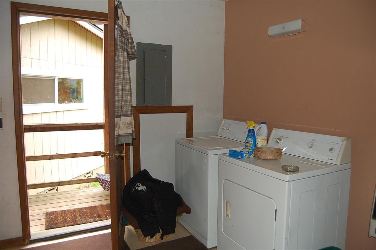 310 Page Creek Road Cave Junction, OR 97523 - Photo 18 of 31 Laundry room