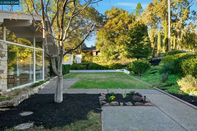 a view of a house with backyard and garden