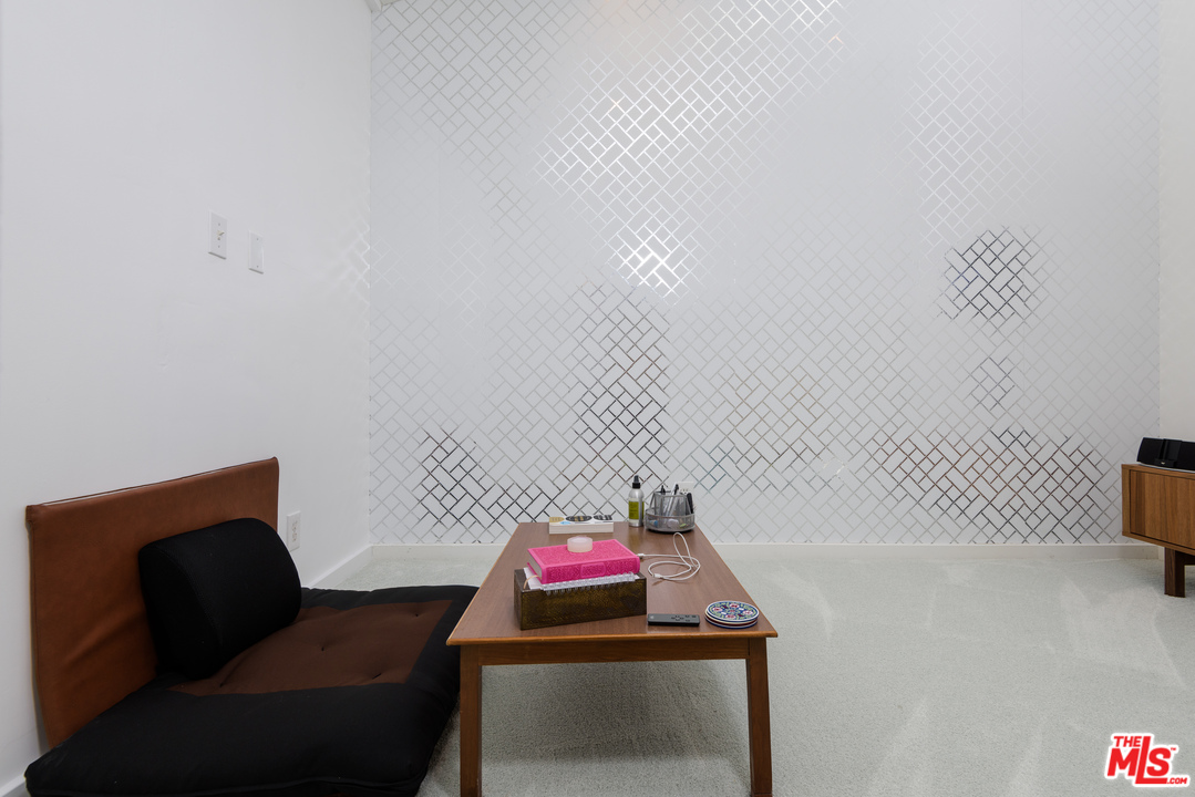 871 Leonard Road Los Angeles, CA 90049 - Photo 15 of 28 a living room with furniture